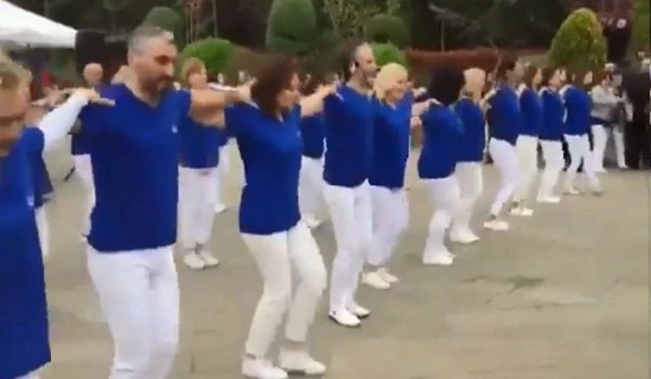 Χόρεψαν συρτάκι στα γαλανόλευκα σε περιοχή της Κων/πολης – Αφρισαν από το κακό τους οι Τούρκοι (βίντεο)